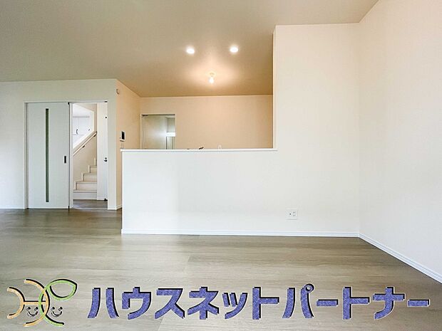 明るく開放的なダイニング。家族とのコミュニケーションが取りやすく、みんなの笑顔が溢れます