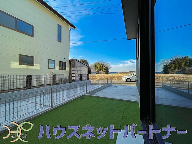 庭スペース。親子いっしょに、もしくは見守りながら草木を育てたりDYIなどにチャレンジできるお庭。自然と身近に触れ合う機会を設けることは、お子様の感性を刺激することにつながります。