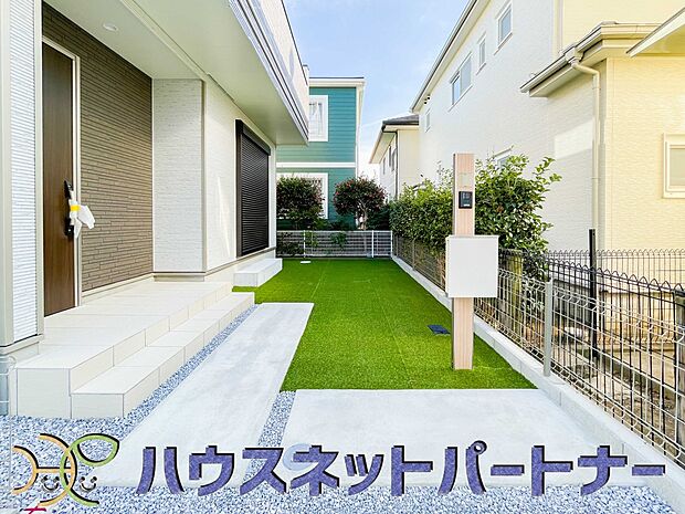 玄関の扉を開けると家族の待つお家。幸せを感じる瞬間です。