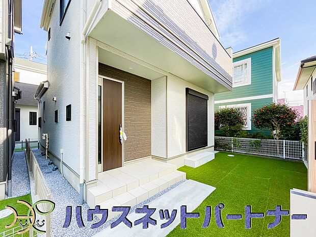 上質感漂う玄関へのアプローチ。居住者の帰り、訪れる方を優しく迎える・安らぎに満ちた生活空間を予感させる。健やかな暮らしを楽しめそう。