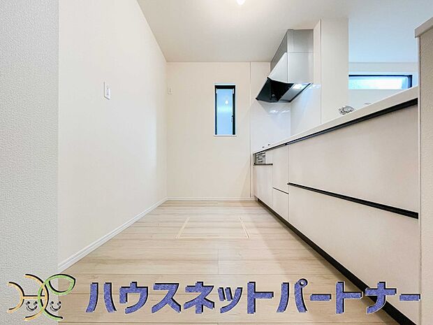 明るい自然光が入る作業スペースを多くとったキッチン採用。夫婦揃ってキッチンに立っても調理がしやすく、家事をしながら会話も弾みます。食器類もすっきりと片付く収納力。