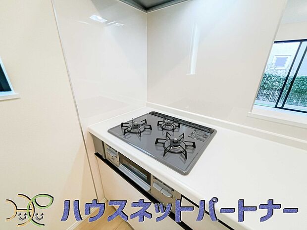 三口コンロで料理の幅を拡げてくれる使いやすいシステムキッチンを採用。洗い場も大きいので野菜や食器を洗ったりする際にも捗り、奥様の強い味方となってくれるはずです。