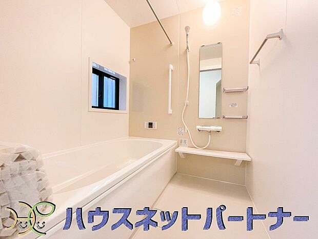 冬場にはヒヤッとしないように暖房機能、梅雨の時期には乾燥等、機能的で清潔感溢れる浴室。快適・清潔な空間で心も体もオフになる時間を楽しむことが可能です。