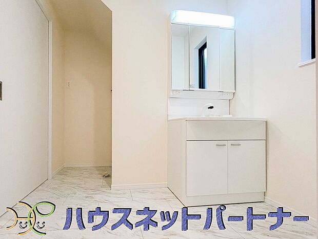 毎日使う洗濯機。しっかりと奥行きのある置き場が確保されています。