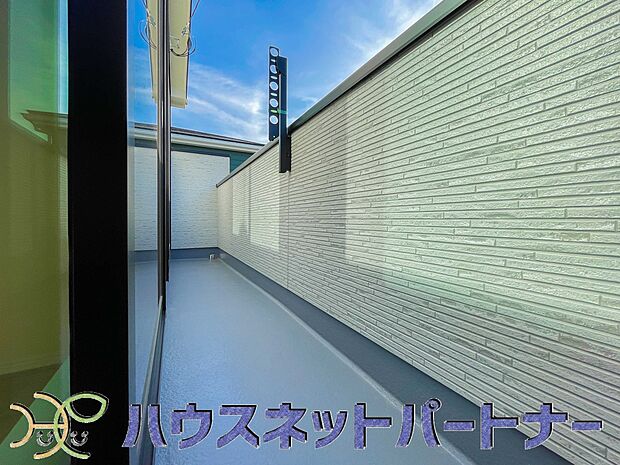 南向きバルコニーから明るい陽射しと爽やかな風がお部屋へと流れ込む、心地よい空間です。2部屋続きなのでお布団も沢山干せますね。