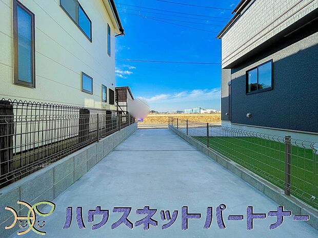 戸建ての購入を検討することになったきっかけに「駐車場を持てること」を挙げる方が多くいらっしゃいます。駐車場代金を支払続ける必要がないことは、駐車場付き戸建を持つ最大のメリットです。