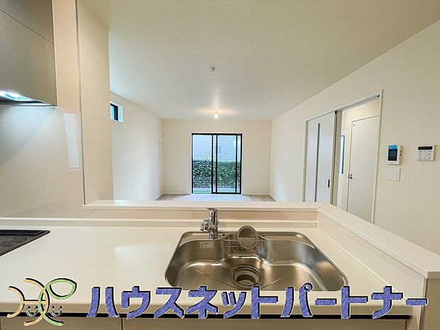 カウンターキッチンなら、リビングで遊ぶ子供の様子を見ながら料理ができるので安心です。料理を運んでもらったり、子供にお手伝いしてもらいやすいのもいいですね♪