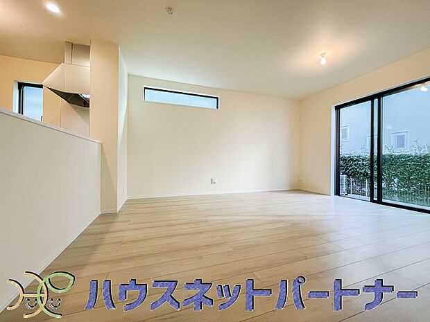 リビングは、食事スペースと寛げる場所設けてもまだ余裕の広さ。明るい光が照らしてくれます。