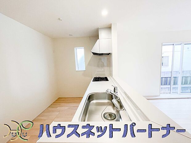 キッチン吊戸棚を無くす事によって、コミュニケーションを重視した設計に致しました。区画によって変わる一体感を、実際にご覧になって頂けましたらと思います。 