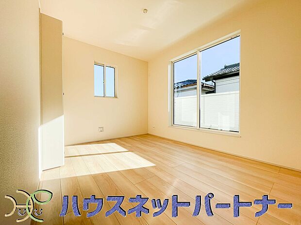 バルコニーに直接出入りできるお部屋です。ちょっと外の空気を吸いたい時や、ベランダでミニガーデニングなども楽しめそうです。