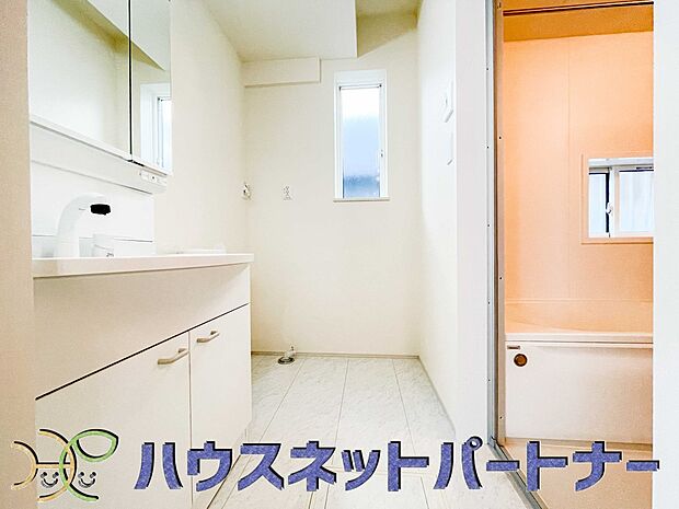 家の中でも特にプライベートスペースとなる洗面所は、洗濯場所と浴室を同じ空間でまとめております。小窓を設置しておりますので、熱気などが籠りやすい空間でちょっとした空気の入れ替えを。