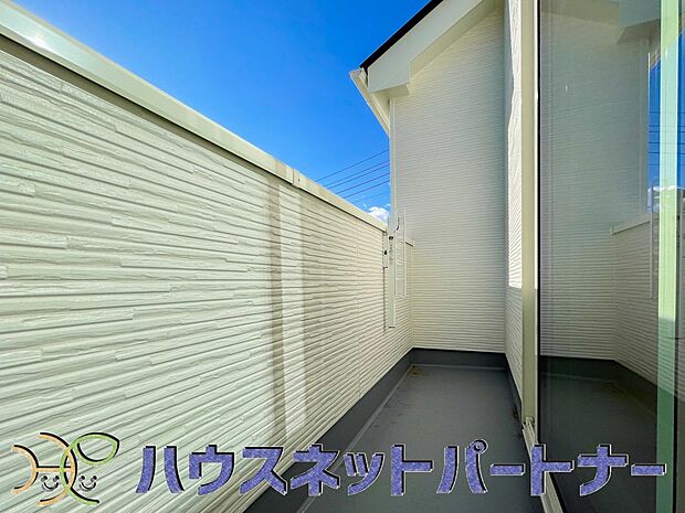 朝の澄んだ空気や、夕方に吹く清々しい風を五感で感じられるバルコニー。住まいの中で屋外にあって、本当の自然を感じられるスペースです。