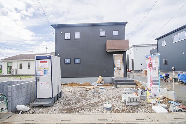 堂々たる趣ながら、主張し過ぎずどこか余裕を感じさせるシャープなフォルムで佇む邸宅は、晴天の空と照らし合わせる事で、本来あるべき完成形の姿を見せてくれます。