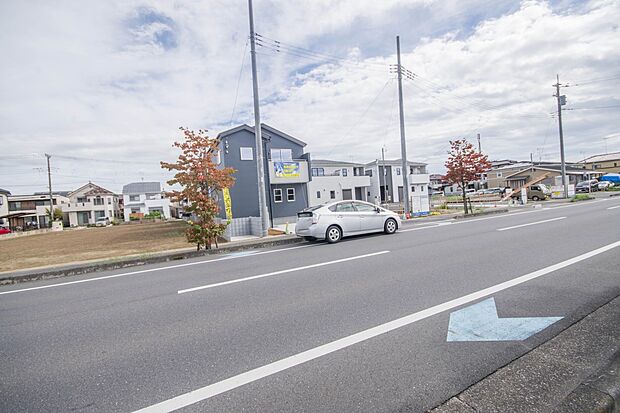 前面道路の日当たりの良い明るいお家。