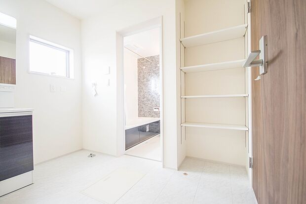 洗面室のある脱衣所は広々。脱いだお洋服をそのままお洗濯。