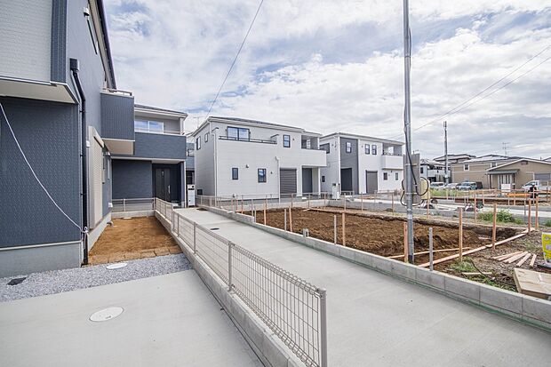 街に溶け合う美しい景観と、採光や風通しを考えて設計された間取り。近隣の視線を考え調整した窓位置など、外観だけでなく、住まうご家族の心地よさを最優先しました。