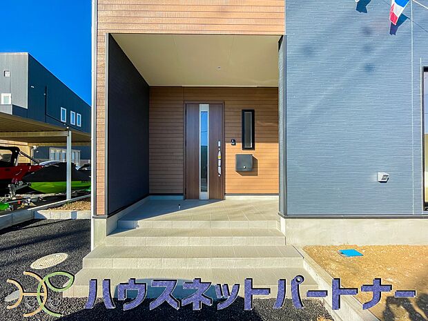 玄関前に季節のお花を置いて可愛く演出してみてはいかがですか。楽しいお家造りが待っています。