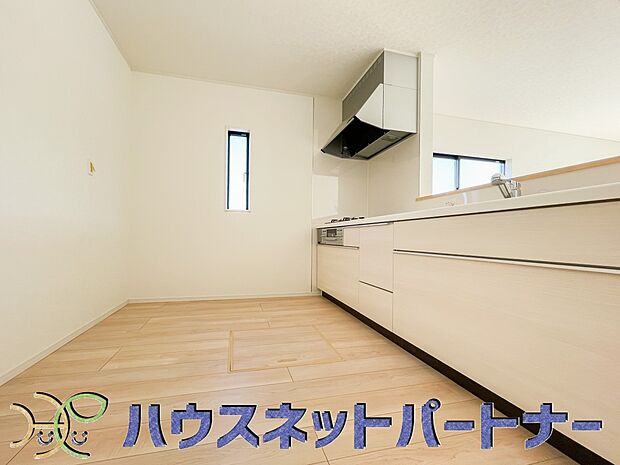 明るい自然光が入る作業スペースを多くとったキッチン採用。夫婦揃ってキッチンに立っても調理がしやすく、家事をしながら会話も弾みます。食器類もすっきりと片付く収納力。