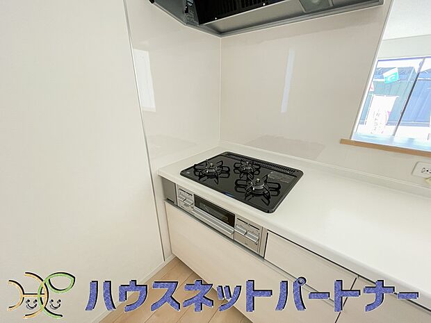 三口コンロで料理の幅を拡げてくれる使いやすいシステムキッチンを採用。洗い場も大きいので野菜や食器を洗ったりする際にも捗り、奥様の強い味方となってくれるはずです。