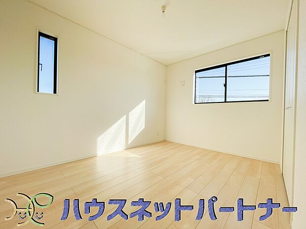 柔らかな日差しが入る洋室は落ち着いた雰囲気のお部屋です。ベッドを置いてゆったりと心も体も休まるお部屋へ。