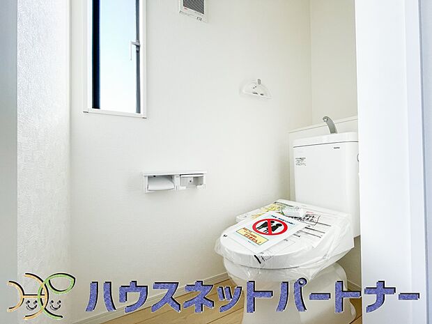 快適な生活を送るための必須アイテムとなった洗浄機能付トイレ。おしり洗浄、ビデ洗浄、暖房便座の3つの機能を標準装備しています。