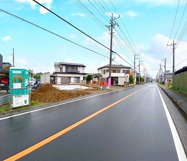 前面道路でお車を駐車するのも楽々。