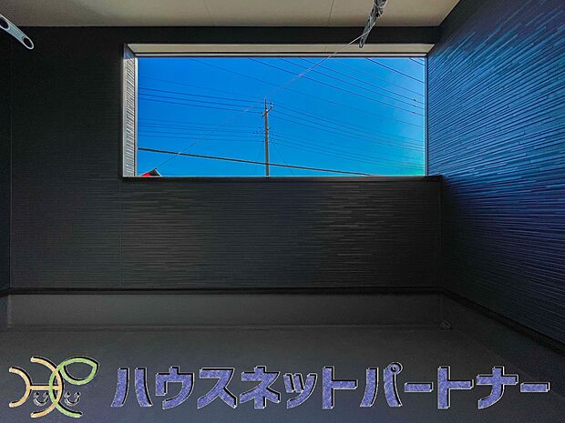 インナーバルコニーの一番のメリットは、雨が降っても使えるという事です。通常、インナーバルコニーは、上の屋根が掛かっていますので雨に濡れることがほとんどありません。