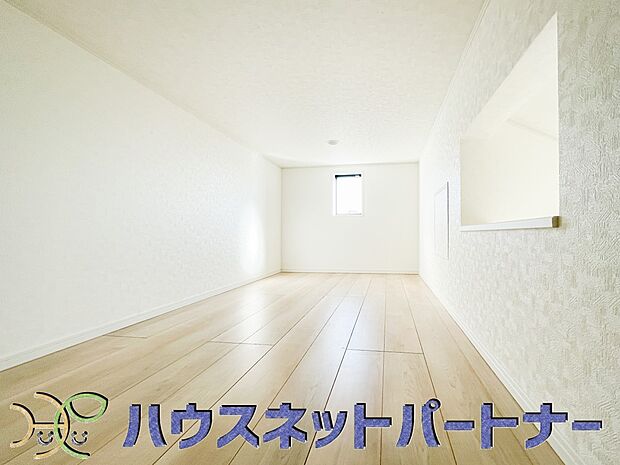 ロフト。適度なこもり感があり、秘密基地のように遊べるロフトはお子様がワクワクする空間の一つ。寝室や吹抜けでつながるリビングの上にあることで親の存在を感じ、安心して遊ぶことができます。