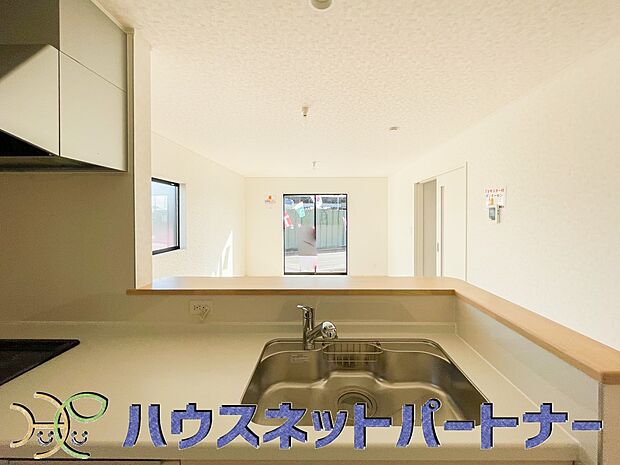 人工大理石のワークトップやシンクは、水を流しただけできれいになったように見えます。白いキッチンは明るく清潔感があり、とっても素敵です。