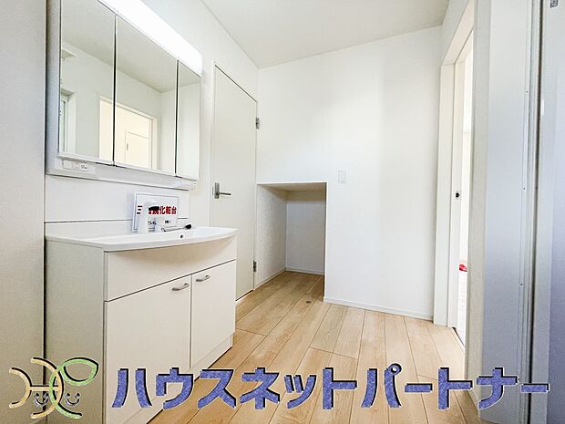 タオルやパジャマ、下着、掃除用品などランドリーに置きたいアイテムを一気に収納してくれる、あると便利サニタリー収納。