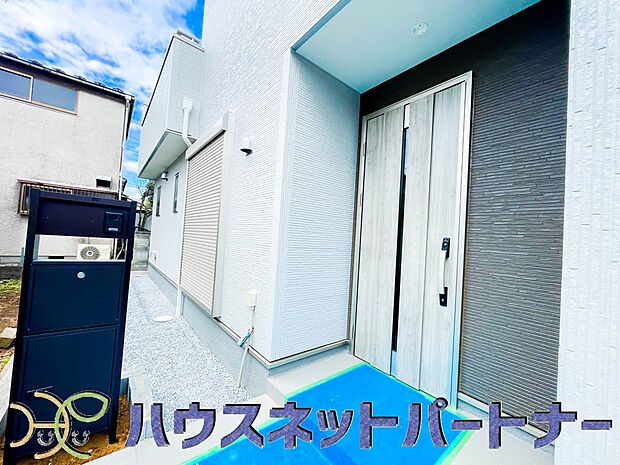 玄関の扉を開けるとそこは家族の待つお家。笑い声が聞こえてきそう。