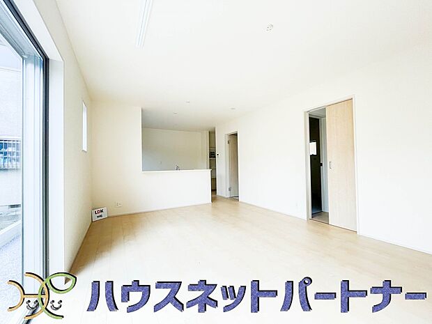 家族でくつろぐリビングは16帖。日当たりも良く、風通しも優れています。