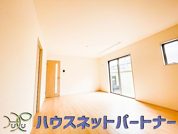 通風・採光に優れ、心地よい光と風が溢れています。 贅沢で豊かな居住性と、プライドを満たすクオリティが見事に調和した住空間。新築ならではの快適なひとときをご体感頂ける筈です。