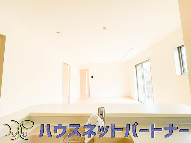 人工大理石のワークトップやシンクは、水を流しただけできれいになったように見えます。白いキッチンは明るく清潔感があり、とっても素敵です。