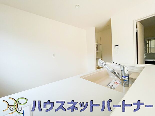 カウンターキッチンは広くて収納力もあるので、快適に料理をすることができます。食器や炊事用具を手の届くところに配置しやすいため調理もスピーディーです。