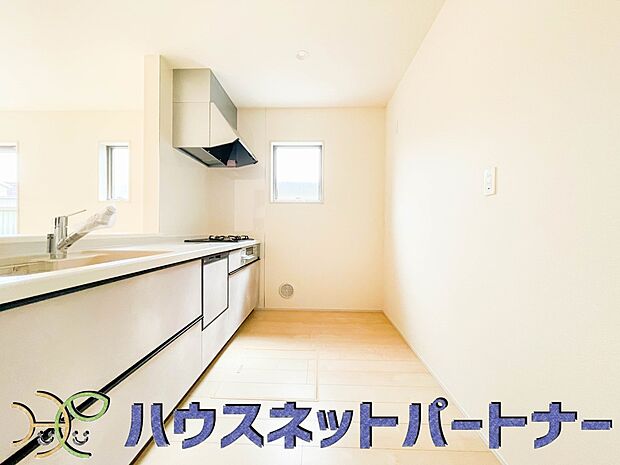 明るい自然光が入る作業スペースを多くとったキッチン採用。夫婦揃ってキッチンに立っても調理がしやすく、家事をしながら会話も弾みます。食器類もすっきりと片付く収納力。