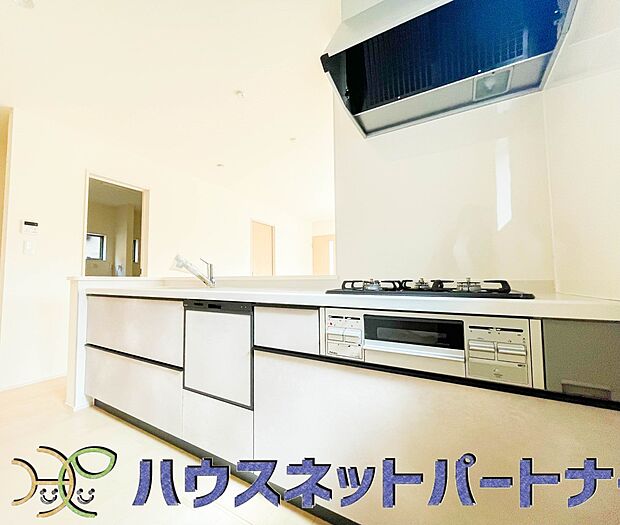 三口コンロで料理の幅を拡げてくれる使いやすいシステムキッチンを採用。洗い場も大きいので野菜や食器を洗ったりする際にも捗り、奥様の強い味方となってくれるはずです。