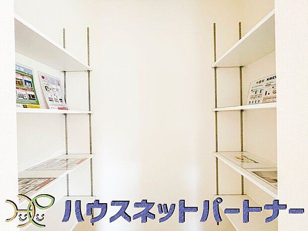 パントリー(食料庫)常温保存できるパン、お米、調味料、缶詰など、日常的に使うものや未開封の食品の収納にぴったり。棚にものを並べて収納すれば、何が足りないのかひと目で確認できます。