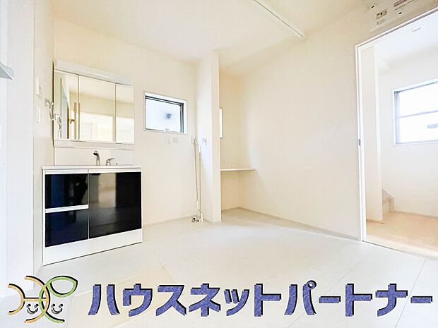 十分な大きさの洗面台は、身だしなみチェックや歯磨きなど、朝の慌ただしい時間でもホテルライクなスペースで余裕とゆとりを感じて頂けます。