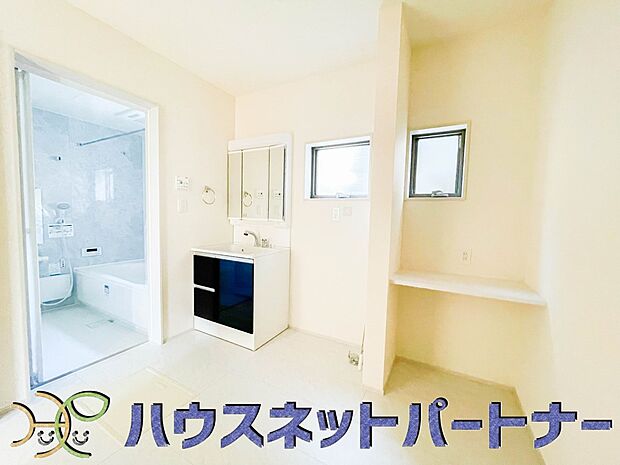 洗面所にはサニタリー収納やカウンター付き。タオルやパジャマ、下着、掃除用品などランドリーに置きたいアイテムを一気に収納してくれる、あると便利サニタリー収納。