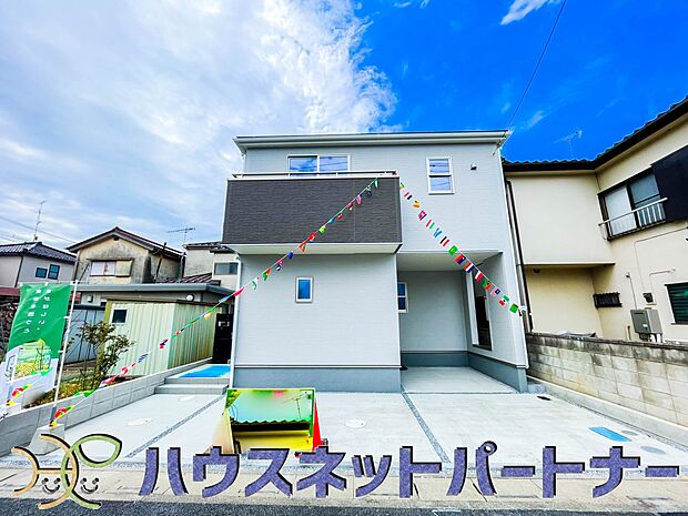 堂々たる趣ながら、主張し過ぎずどこか余裕を感じさせるシャープなフォルムで佇む邸宅は、晴天の空と照らし合わせる事で、本来あるべき完成形の姿を見せてくれます。