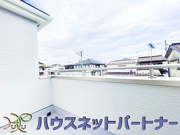 青い空が近くに感じるバルコニーは、爽やかな風をお部屋へ運んでくれます。
