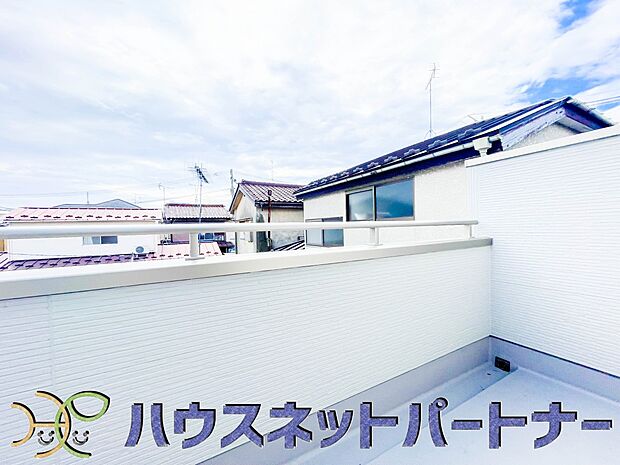 南バルコニーから差し込む陽光・通風は、住環境・快適性と共に有り続ける貴重な「財産」です。この新築戸建に住まう事で手に入れるものは、きっと日常にとっても貴重な存在となるはずです。
