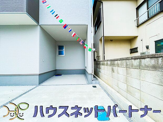 ビルトインガレージは、雨に濡れない。激しい雨の日に買い物から帰ってきたときなど、荷物も自分も濡れずに家の中に入れることは、奥さまにとってもうれしいはず。