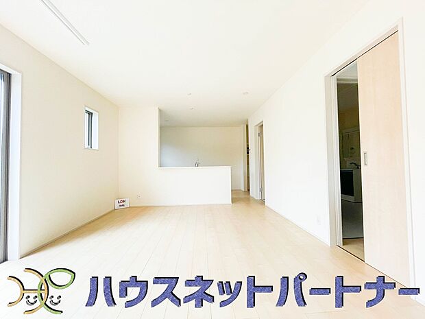 インテリアショップで見掛けた「あの家具」も置ける、ゆったりとした空間。時に広さが上質な寛ぎの時間になる事も。