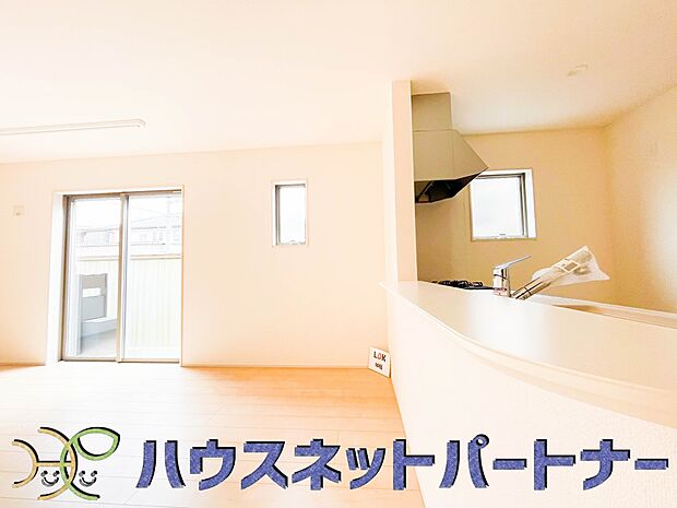 キッチン吊戸棚を無くす事によって、コミュニケーションを重視した設計に致しました。区画によって変わる一体感を、実際にご覧になって頂けましたらと思います。