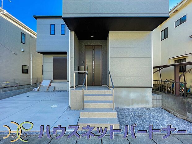 上質感漂う玄関へのアプローチ。居住者の帰り、訪れる方を優しく迎える・安らぎに満ちた生活空間を予感させる。健やかな暮らしを楽しめそう。