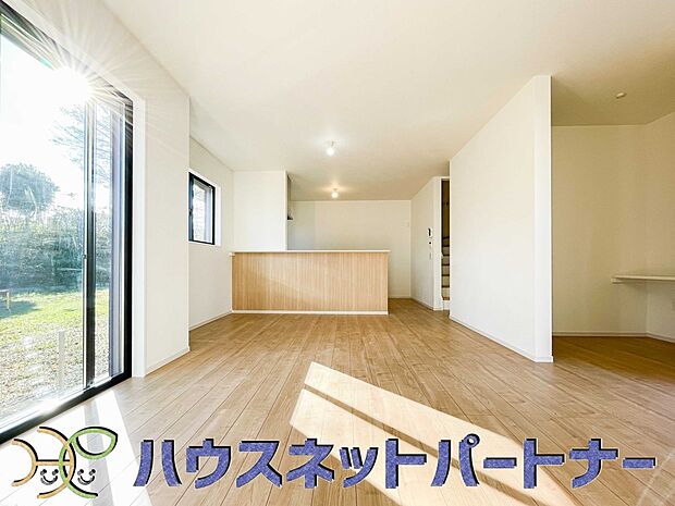 通風・採光に優れ、心地よい光と風が溢れています。 贅沢で豊かな居住性と、プライドを満たすクオリティが見事に調和した住空間。新築ならではの快適なひとときをご体感頂ける筈です。