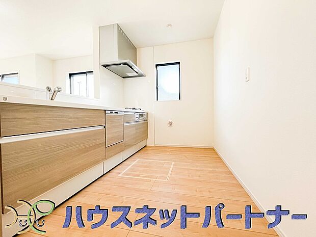 カウンターキッチンは広くて収納力もあるので、快適に料理をすることができます。食器や炊事用具を手の届くところに配置しやすいため調理もスピーディーです。