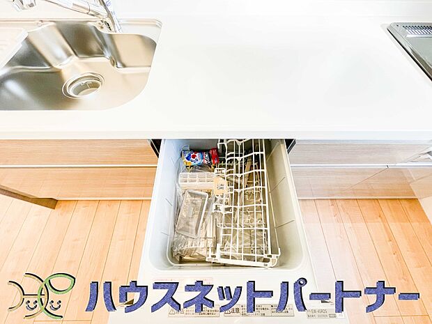 ビルトイン食器洗乾燥機完備。家事のお手伝いをしてくれる奥様の味方です。食器を洗っている間にお掃除など、様々なシーンで家事の時短に役立つ食洗機。省スペースのビルトインタイプを採用致しました。
